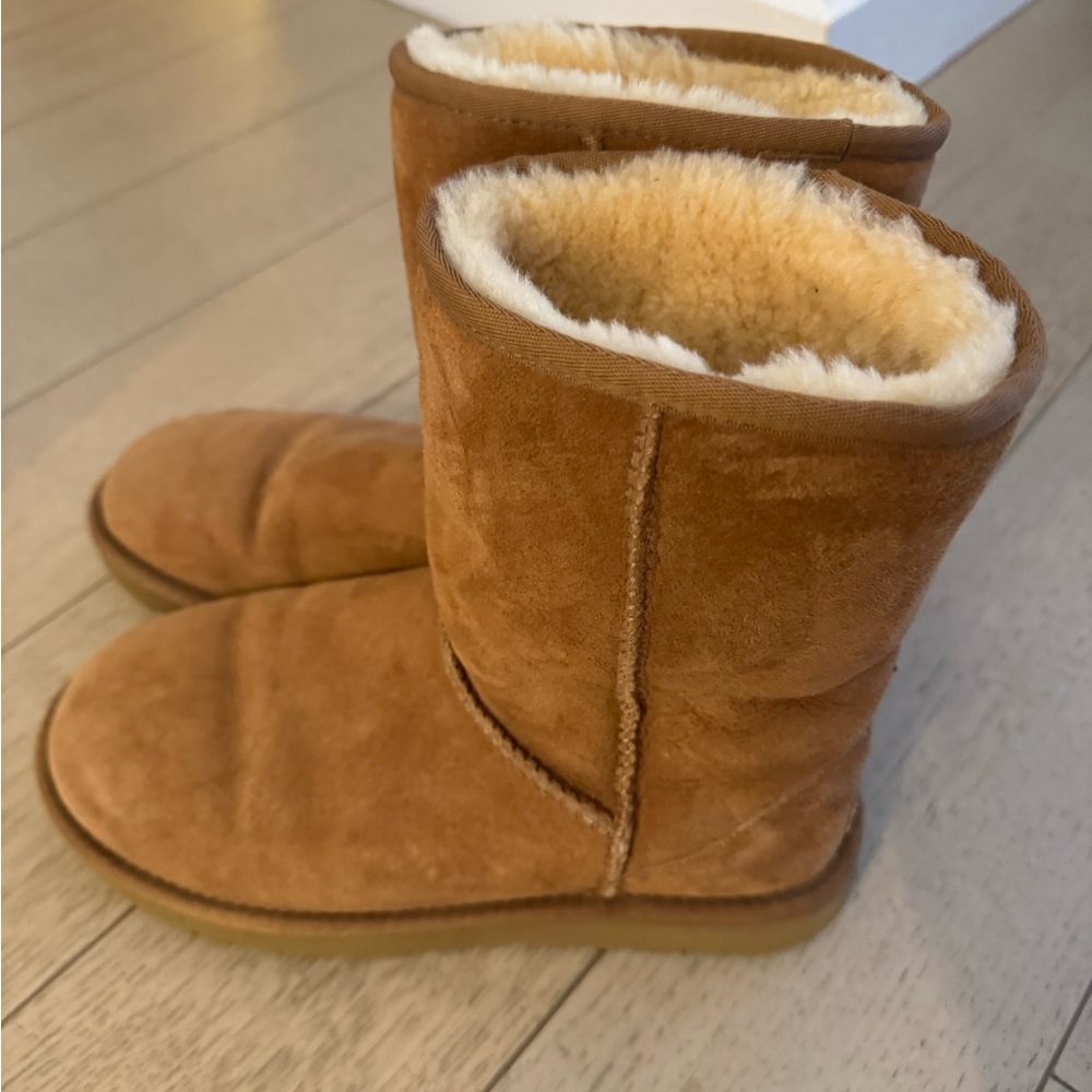 Like new! UGG Women's Classic Short II Boot